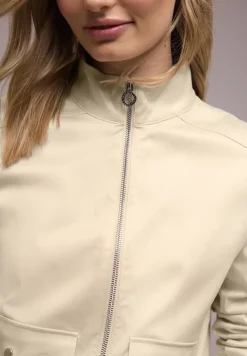 Veste avec cordon de serrage