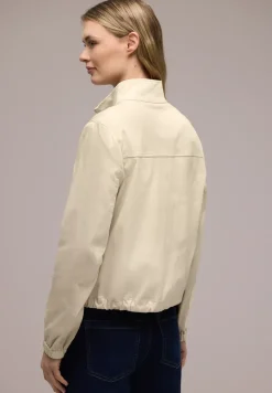 Veste avec cordon de serrage