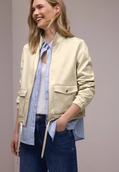 Veste avec cordon de serrage