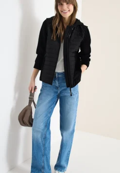 Veste avec un mélange de structures et une capuche