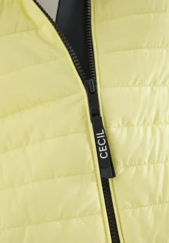Veste avec un mélange de structures et une capuche