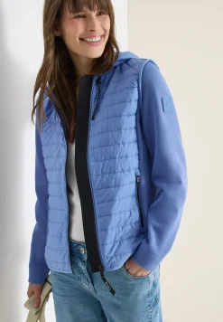 Veste avec un mélange de structures et une capuche