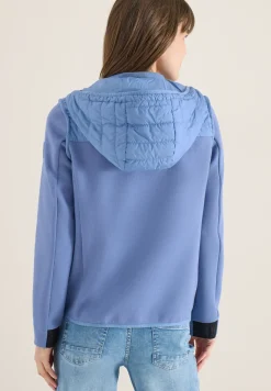 Veste avec un mélange de structures et une capuche