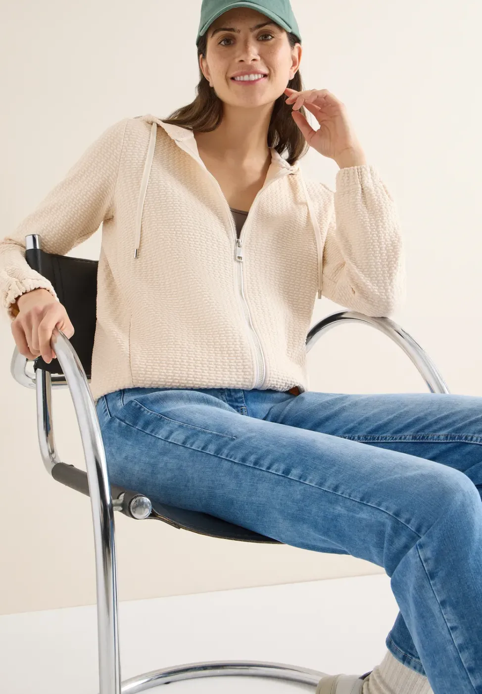Veste à capuche avec structure