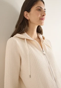 Veste à capuche avec structure