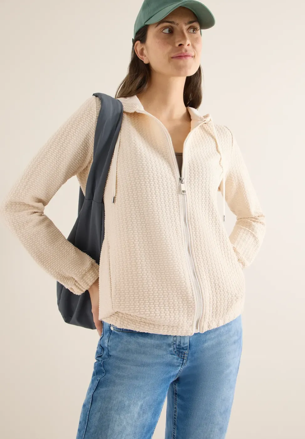 Veste à capuche avec structure