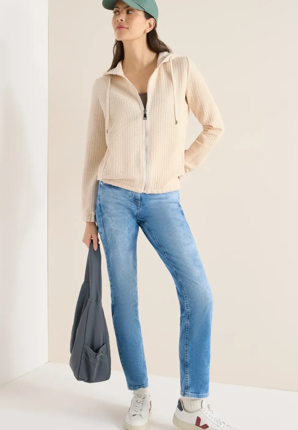 Veste à capuche avec structure