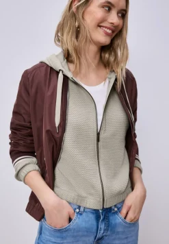 Veste courte à capuche