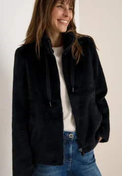 Veste courte en imitation fourrure
