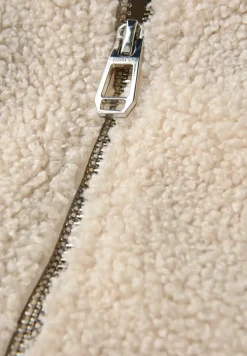 Veste courte en peluche