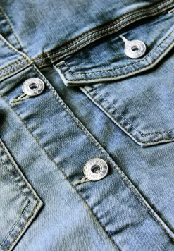 Veste en jean avec fermeture à boutons