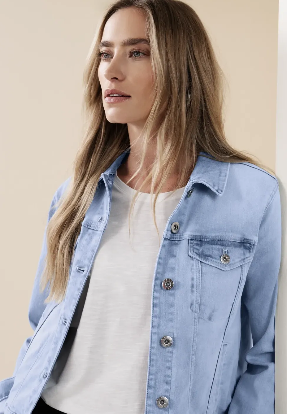 Veste en jean avec poches poitrine et boutons