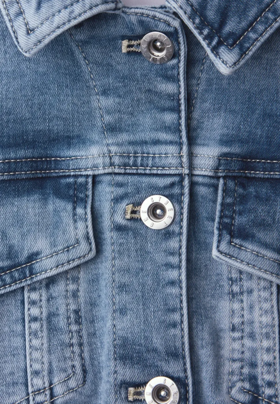 Veste en jean avec poches poitrine et boutons