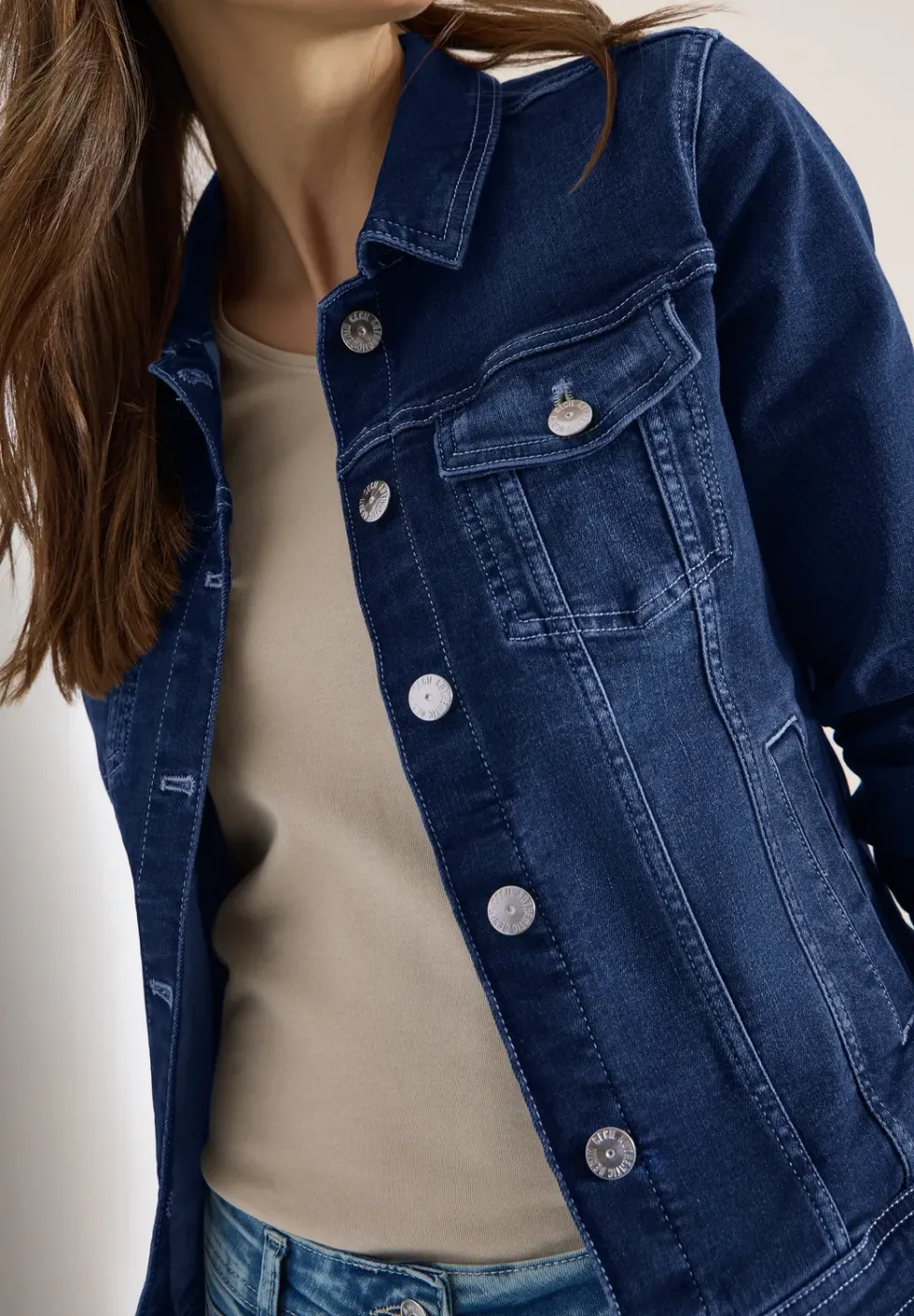 Veste en jean avec poches poitrine et boutons