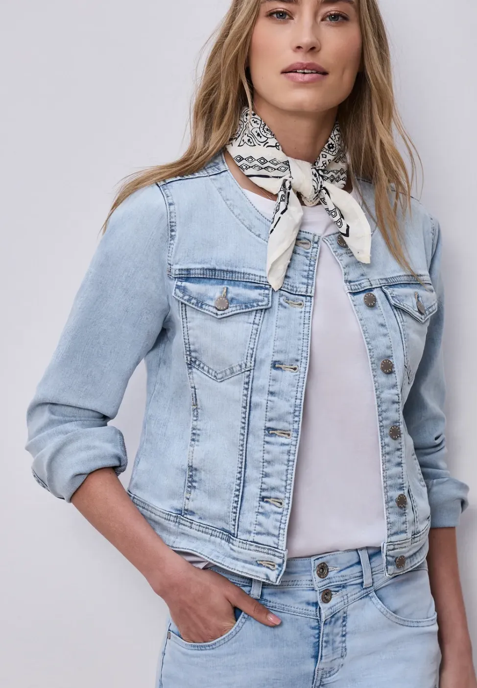 Veste en jean avec poches poitrine et boutons