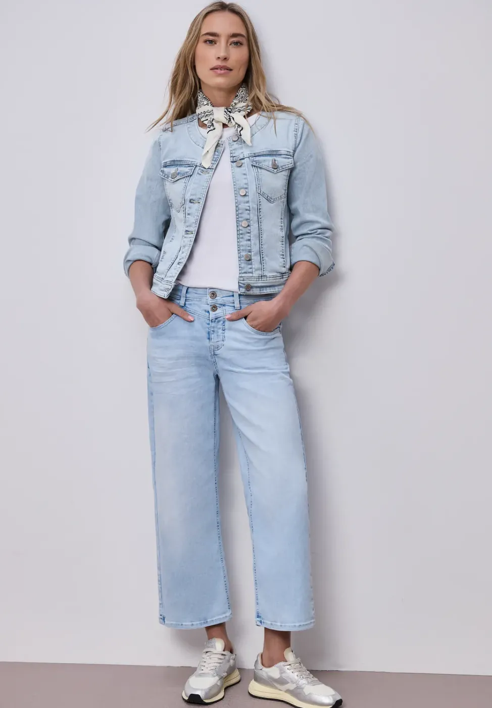 Veste en jean avec poches poitrine et boutons