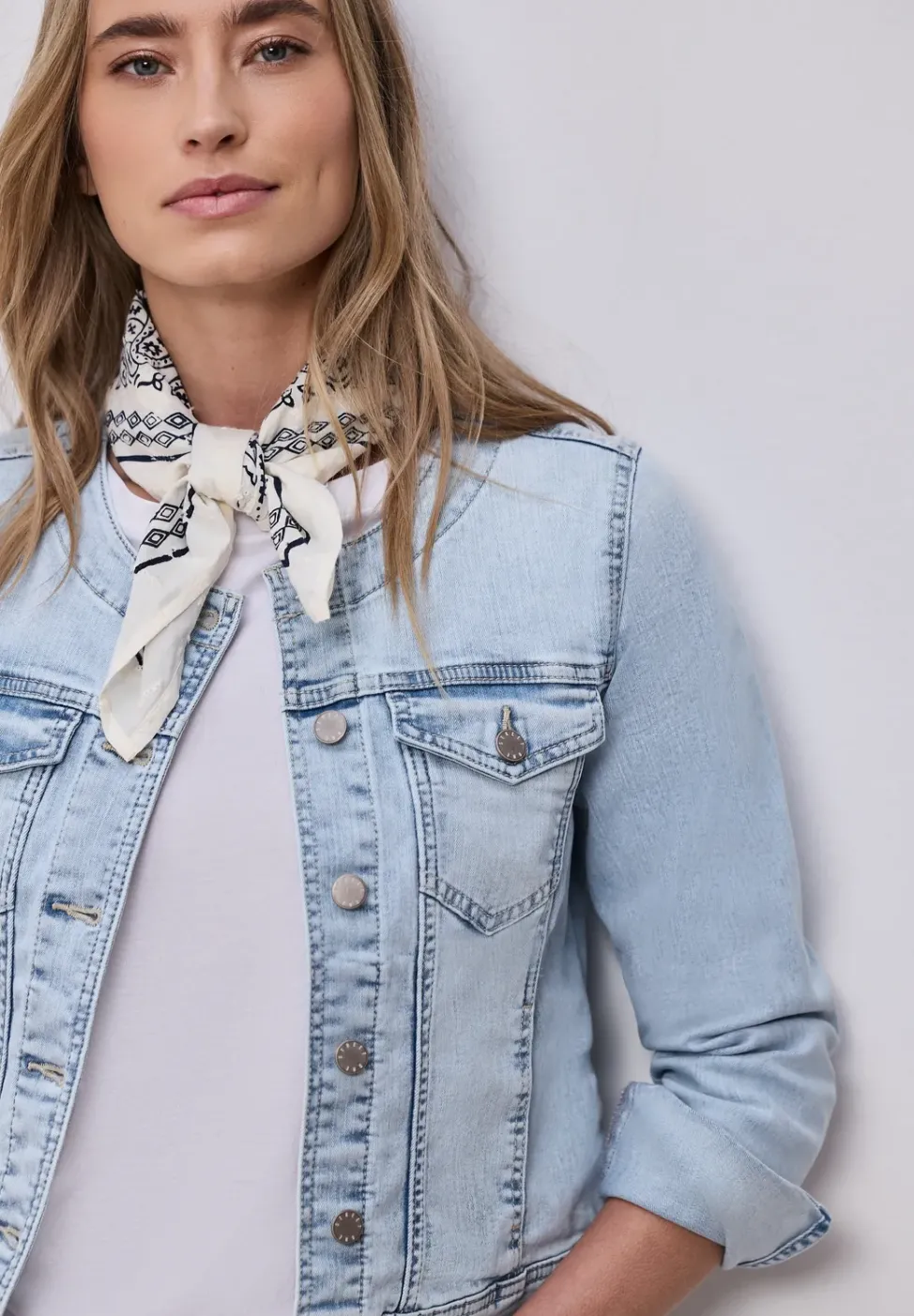 Veste en jean avec poches poitrine et boutons