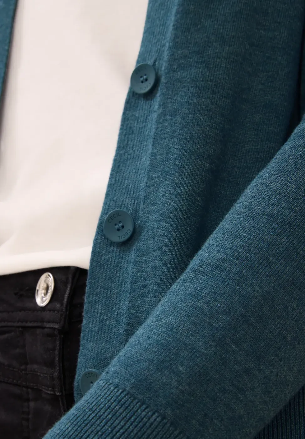 Veste en tricot avec patte de boutonnage