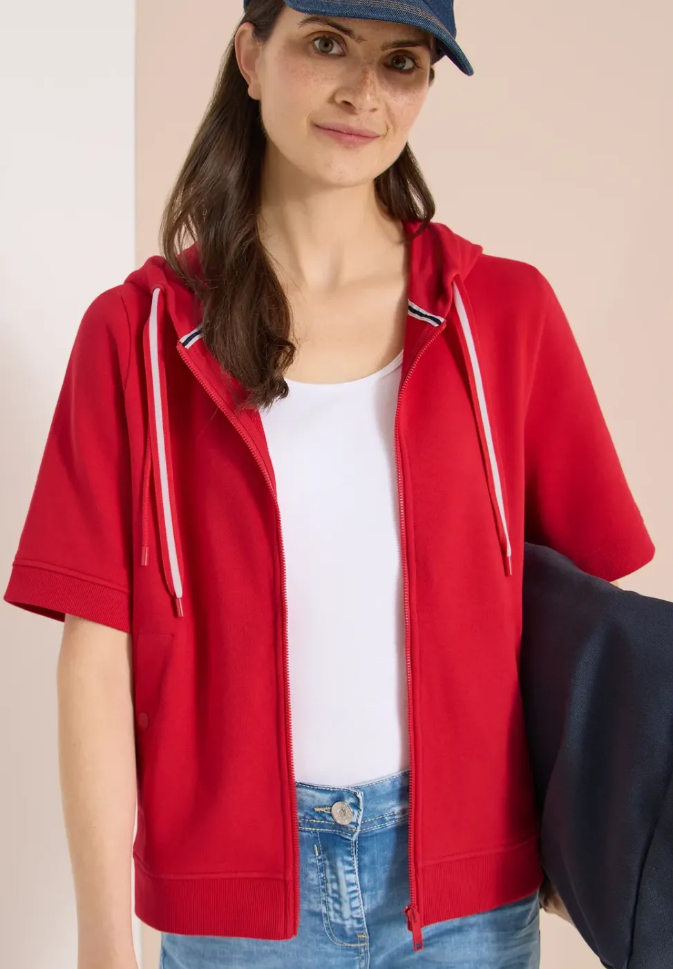 Veste sweat à manches courtes avec capuche