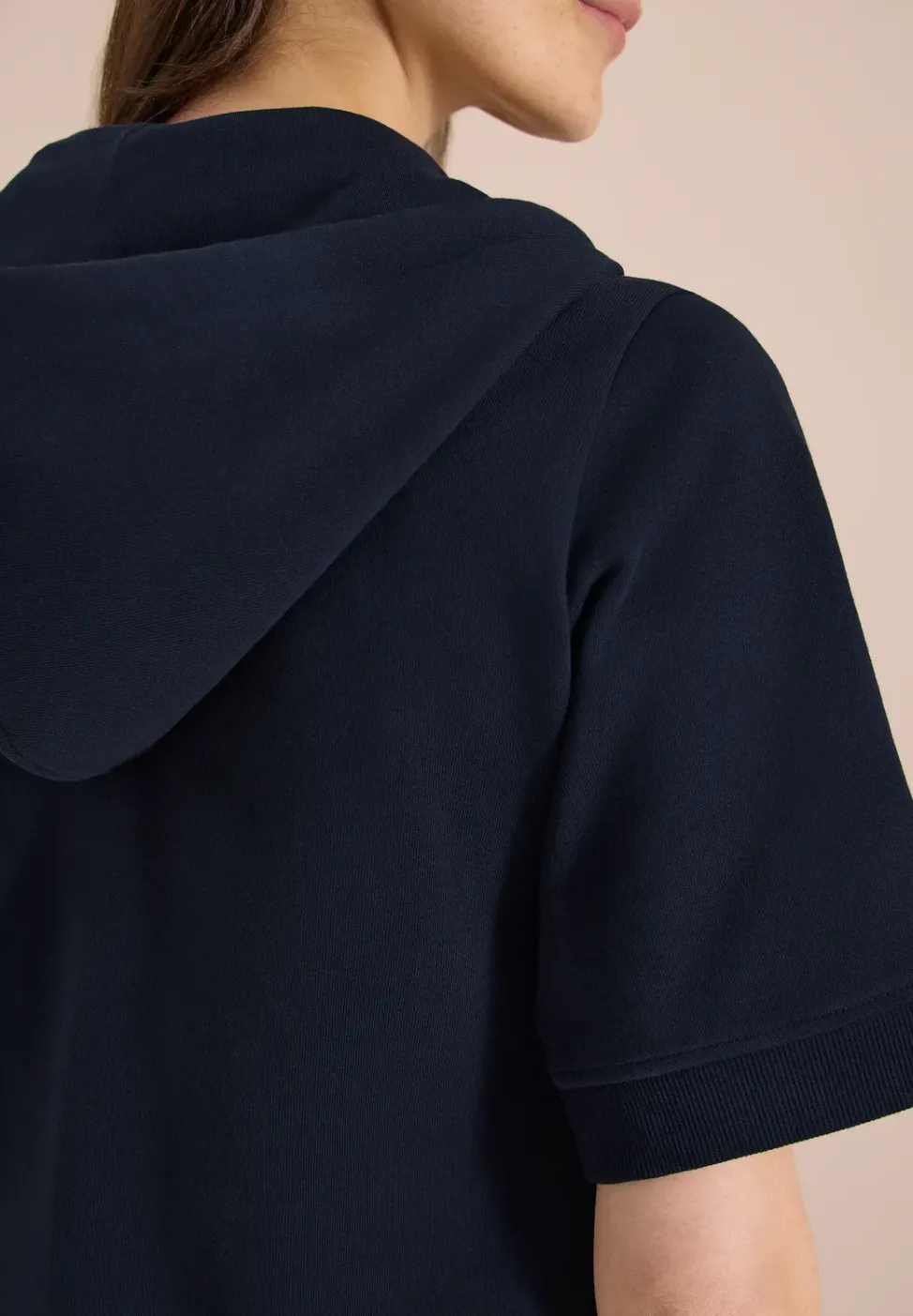 Veste sweat à manches courtes avec capuche