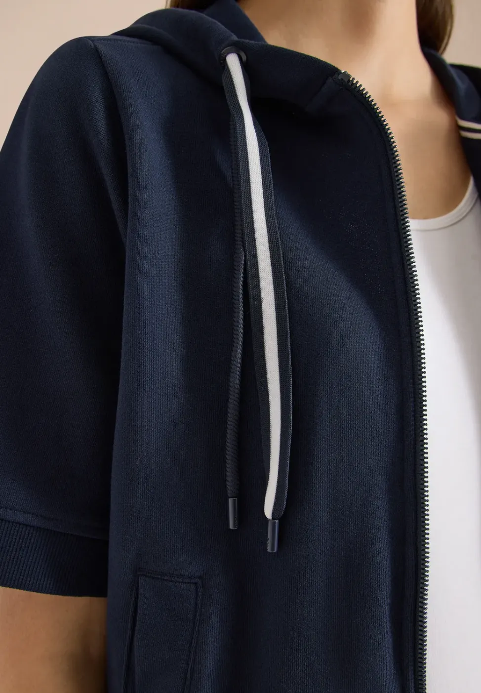 Veste sweat à manches courtes avec capuche