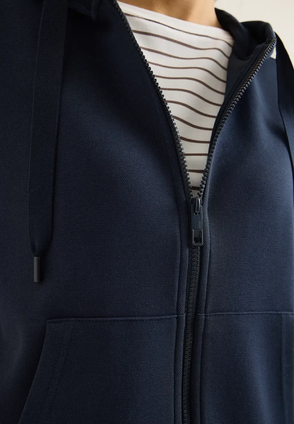 Veste sweat à manches courtes avec capuche