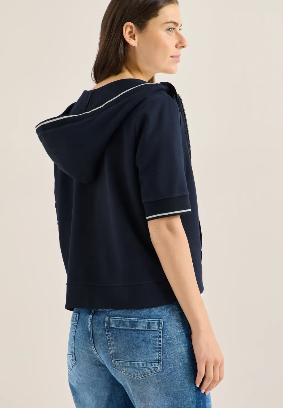 Veste sweat à manches courtes avec capuche