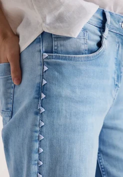 Wide Legs Jeans avec détail de broderie